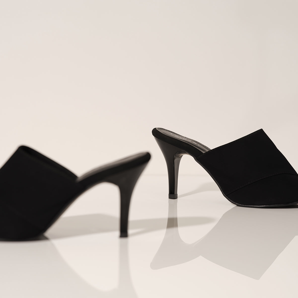 Illiana Cross-Wrap Heels Kainat Shoe Eridani