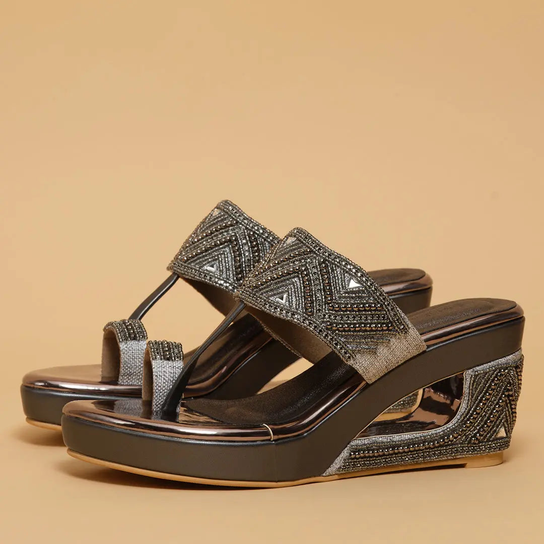 Aashi Embellished Kolhapuri Wedges Come