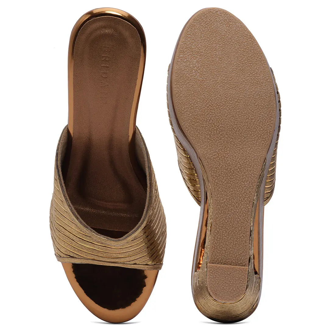 Evara Textured Wedges Come